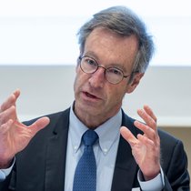Le directeur de compenswiss Eric Beval a tiré la sonnette d'alarme sur les conséquences de la 13e rente AVS qui sera versée dès décembre 2026.