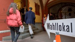 Les personnes qui voulaient voter de manière électronique à Bâle-Ville sont appelées à déposer leurs votes dans la boîte aux lettres ad hoc de l'Hôtel de Ville ou à se rendre dans leur bureau de vote dimanche (archives).