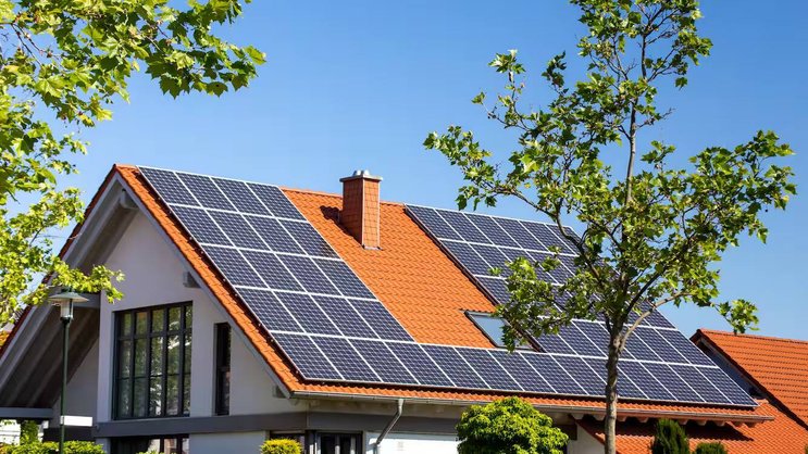 Grâce à un modèle d'abonnement, Migros veut rendre les installations solaires abordables pour les propriétaires de maisons individuelles.