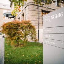 Nestlé génère environ un milliard de francs de chiffre d’affaires en Suisse, où il emploie 8 500 collaborateurs.