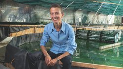 Nataliya Robert reprend une serre agricole à l'abandon, à Payerne, pour y installer quatre bassins, sur 500 m2, et mener des tests.