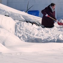 Une femme déblaie sa voiture à Cranston, dans l'Etat de Rhode Island. Avec celui du Massachusetts, ce sont les Etats qui ont été les plus touchés, avec plus de 90 cm de neige tombés par endroits.