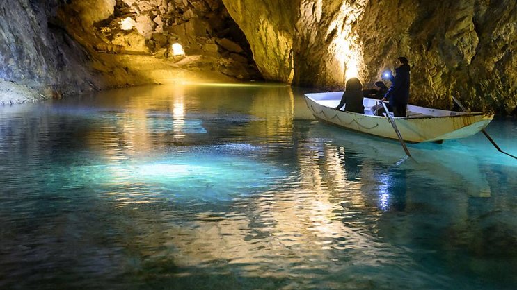 Le lac souterrain de St-Léonard qui célèbre cette année 75 ans d'exploitation a rouvert ses portes samedi après sa traditionnelle pause hivernale.