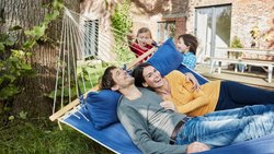 Se détendre dans un hamac et se laisser bercer par les enfants: voilà comment fonctionne l'éducation horizontale.