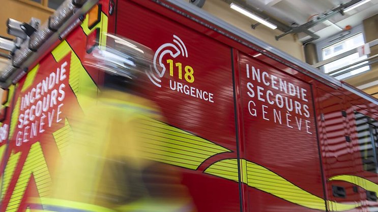 Les pompiers du SIS (Service d'Incendie et de Secours) sont à pied d'oeuvre pour maîtriser un incendie dans un garage à Vernier (GE) (image d'illustration).