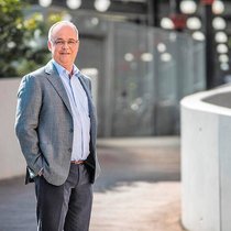 Nicolas May est directeur adjoint au Groupe Mutuel. Actuaire de formation, expert en assurance de pension, agréé par la Commission de haute surveillance, ce Valaisan a travaillé à Neuchâtel, à Zurich, aux Etats-Unis (bureaux de conseil, banque, assurance, etc.), toujours avec la prévoyance au cœur de ses activités. Nicolas May possède une vision à 360 degrés du sujet, alliée à une longue expérience acquise depuis les débuts de la LPP en 1985.
