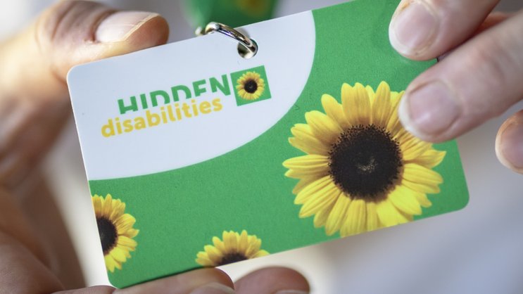 Le cordon "tournesol" destiné aux voyageurs présentant un handicap invisible est désormais disponible dans tous les centres de voyage CFF de Suisse. (Photo d'archive)