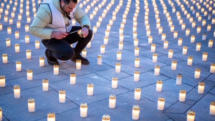 Les Caritas régionales se veulent sollidaires des personnes souffrant de pauvreté en installant "un million d'étoiles" sur les places publiques en Suisse.