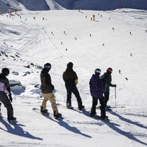 Près de 62'000 Suisses se blessent chaque année en faisant du ski ou du snowboard. Dans un cas sur cinq, l'accident implique un arrêt de travail d'au moins un mois (photo d'illustration).