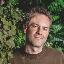 Eloi Laurent incarne le besoin de repenser de fond en comble l’économie face à une planète qui s’essouffle dangereusement sous le poids de son espèce dominante.