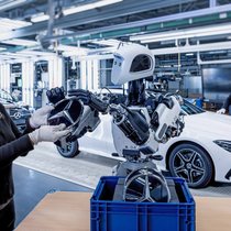 Outre les facteurs stratégiques, l’économie vit des changements structurels avec l’IA et la robotisation. Comme ici avec l’humanoïde Apollo. Mercedes-Benz mène actuellement des tests dans ses usines de montage. Les robots secondent les ouvriers pour porter et déplacer du matériel.