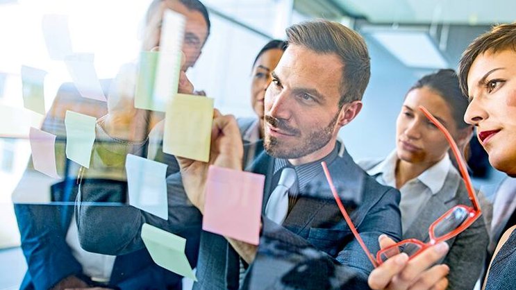 Pour les détracteurs du brain post-it, on ne fait qu'additionner les nombreuses idées, sans les associer.