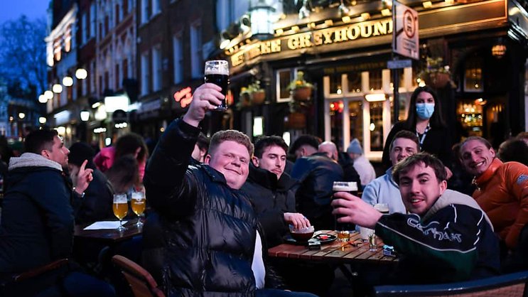 Les prix de l'alcool en hausse dans les pubs et restaurants ont largement contribué à ce rebond surprise tout comme "l'alimentation et les boissons non alcoolisées, qui ont grimpé au rythme le plus rapide depuis plus de 45 ans (archives).