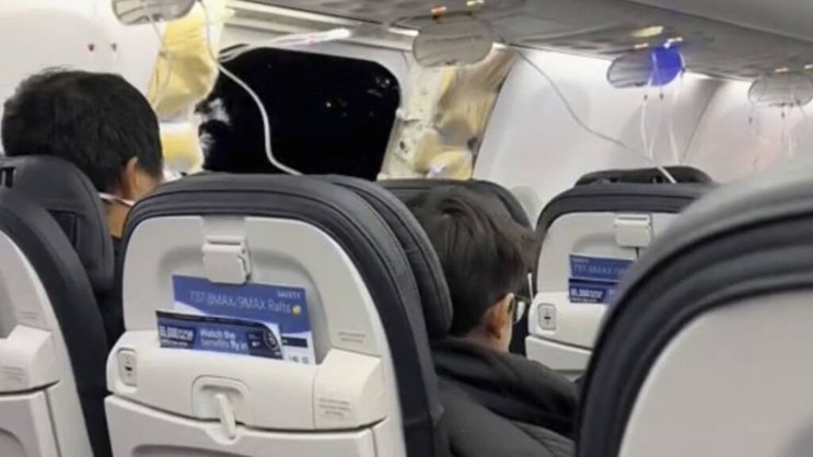 Une porte de l'avion s'est ouverte et détachée de la carlingue en plein vol, alors que l'appareil se trouvait à près de 5000 mètres d'altitude.
