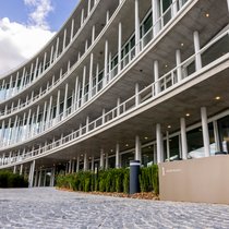 Lombard Odier affiche des résultats en progression en 2025. L'établissement bicentenaire, nouvellement installé dans son siège à Bellevue, l'explique par ses performances d'investissement, de solides apports nets de fonds et une hausse des avoirs sous gestion, sur fond d'incertitude macroéconomique.