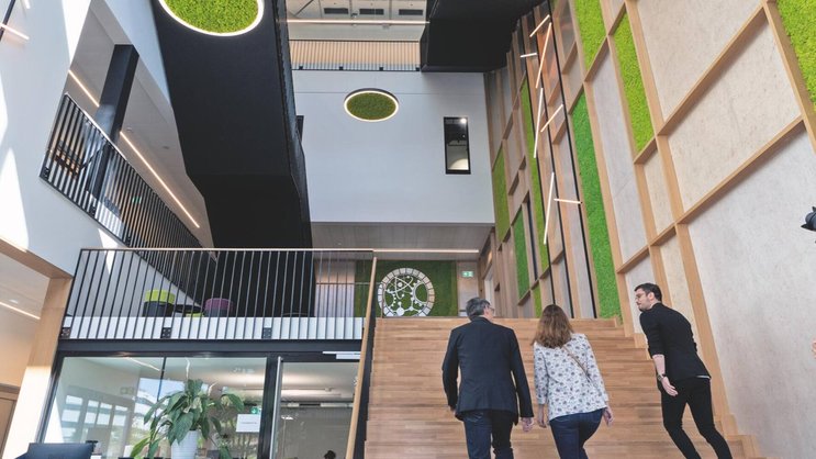Situé au cœur d’Explorit, lui-même installé à Y-Parc, le plus grand parc technologique de Suisse, Beam Me Up se déploie sur 1400 m2.