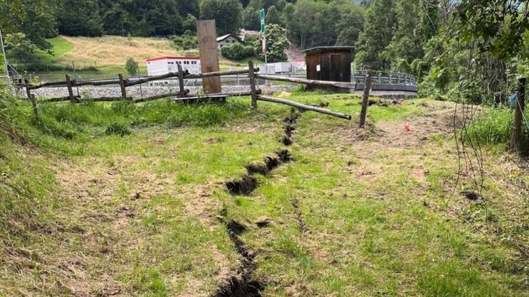 La faille constatée dans le terrain longeant la jonction des Mesocco-Sud s'allonge sur 120 mètres.