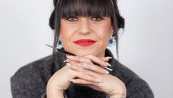 Estelle Lagarde (photo) avait tout arrêté en raison d’un burn-out. Près de quatre ans plus tard, la jeune artiste spécialisée dans le gouaching dessine parures et montres pour la haute joaillerie.