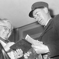 6 actifs/1 retraité: cette proportion date des années 1950 (ici, une femme qui reçoit son chèque AVS par le facteur). Aujourd’hui, le «rapport de dépendance» est de 3,4 actifs pour 1 retraité.