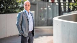 Nicolas May est directeur adjoint au Groupe Mutuel. Actuaire de formation, expert en assurance de pension, agréé par la Commission de haute surveillance, ce Valaisan a travaillé à Neuchâtel, à Zurich, aux Etats-Unis (bureaux de conseil, banque, assurance, etc.), toujours avec la prévoyance au cœur de ses activités. Nicolas May possède une vision à 360 degrés du sujet, alliée à une longue expérience acquise depuis les débuts de la LPP en 1985.