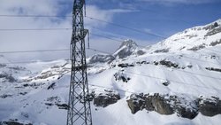 La ligne haute tension située entre Bickigen (BE) et Chippis (VS) doit passer en 380 KV (photo d'illustration de son passage à la Gemmi).