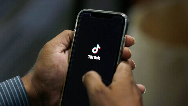 Selon la FRC, il suffit de quelques secondes sur TikTok où un autre réseau social pour être exposé à une promotion plus ou moins dissimulée (photo d'illustration).