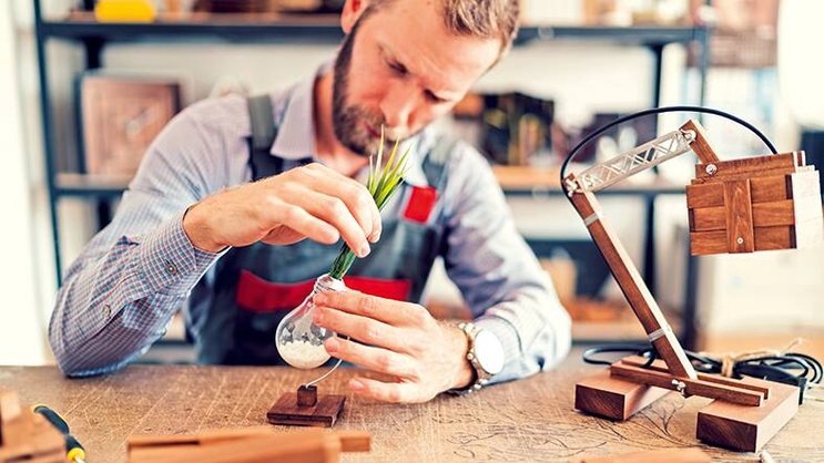 Le designer en écoconception aborde le cycle de vie d’un produit en prenant en compte son impact environnemental.