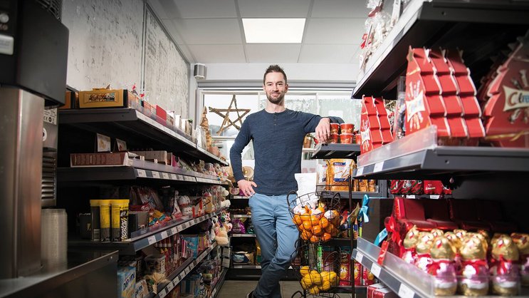 L’entreprise familiale de Kevin Jubin, directeur marketing, exploite 120 stations-services, dont 28 avec magasin, comme celle-ci, à Dombresson (NE).
