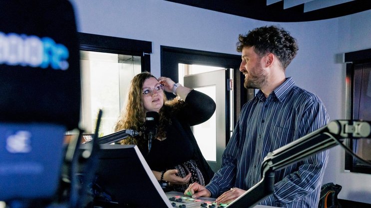 Lauriane Schott et Loïc Schorderet, 31 ans, sont corédacteurs en chef à Radio Fribourg depuis avril 2023. Parmi les raisons qui les ont poussés à adopter une direction bicéphale, le fait de pouvoir continuer à pratiquer leur métier de journaliste. Le duo s’est formé naturellement: «Nous travaillions déjà ensemble depuis plusieurs années et connaissions bien nos affinités complémentaires.»