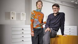 Vice Versa côté boutique. La surface d’exposition est vaste, mais discrète. Les bijoux sont précieusement déposés dans de grands cabinets en tiroirs-vitrines et se découvrent patiemment.
