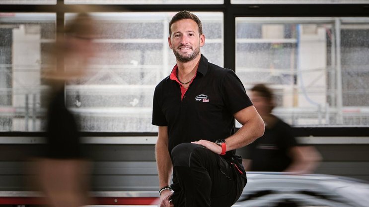 Dan Cottet, le patron de garage et carrosserie à Echallens et à Orbe a opté pour une solution innovante dans la formation des apprentis, un programme appelé Junior Team en partenariat avec le canton de Vaud.