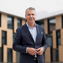 Alain Moser, directeur de l'Ecole Moser, fondée par son père Henri Moser en 1961 à Genève. Le nouveau campus de l'école pourra former dès la rentrée les jeunes de la 1P à la maturité.
