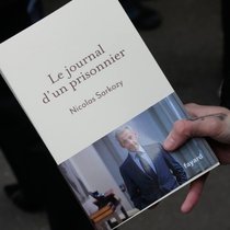L'ancien président français Nicolas Sarkozy a dédicacé son livre "Journal d'un prisonnier" mercredi à Paris.