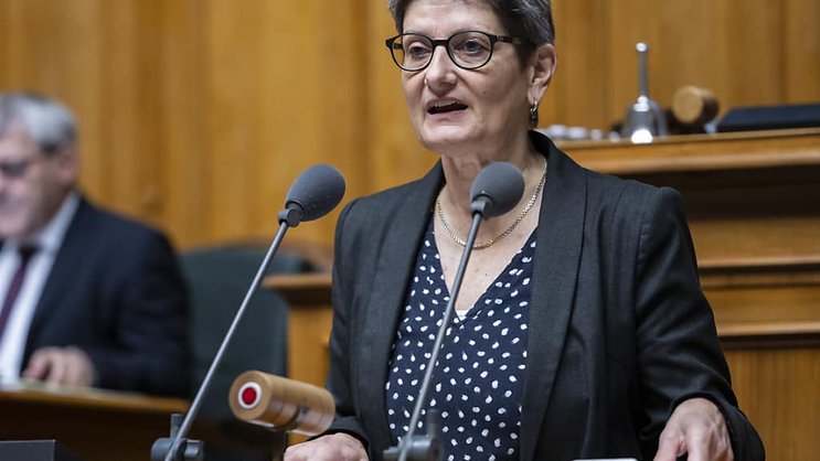 Le Parlement pourrait demander une session extraordinaire sur la débâcle de Credit Suisse, estime la présidente de la Délégation des finances, la socialiste fribourgeoise Ursula Schneider Schüttel (archives).