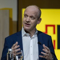 Le chef intérimaire de la Poste s'attend à une baisse importante du bénéfice du géant jaune en 2025.