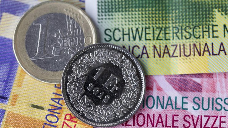 En 2026, la vigueur du franc suisse permet aux voyageurs helvétiques de préserver leur pouvoir d'achat, rendant les séjours dans la zone euro, en France ou en Norvège particulièrement abordables. Toutefois, l'inflation locale vient nuancer cet avantage, rendant des destinations autrefois très compétitives comme la Turquie moins attractives, au profit du Portugal ou de opportunités sur le marché suisse.
