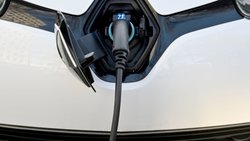 La marque au losange, qui a abandonné en 2024 la production de son petit modèle électrique phare Zoe, prend désormais seules les commandes de la co-entreprise Flexis.