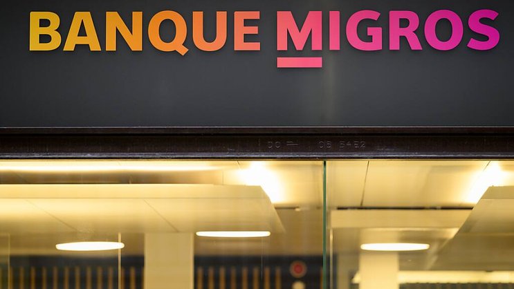 La banque comptait à fin juin plus d'un million de clients, soit 4,2% de plus. Les effectifs atteignent 1647 équivalents temps plein (+3,3%). (KEYSTONE/Laurent Gillieron)