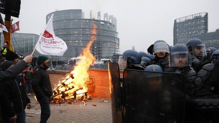Des milliers d'agriculteurs ont manifesté mardi devant le Parlement européen contre l'accord avec le Mercosur.