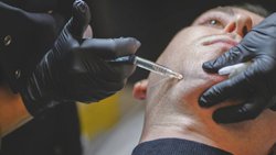 Injecté sous forme de gel, l’acide hyaluronique repulpe les lèvres, sculpte les pommettes ou lisse les rides.