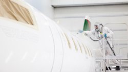 Un collaborateur au cœur de la production chez Pilatus. L’avionneur nidwaldien figure désormais parmi les employeurs les plus prisés de Suisse, à la deuxième place du classement Randstad 2026, derrière Google.