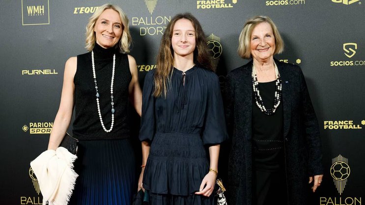 Les dames secrètes du Tour de France: Marie-Odile Amaury (à droite) et sa fille Aurore (à gauche) ont assisté avec leur petite-fille à la remise du Ballon d'Or 2022 à Paris.