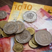 Selon les experts, la monnaie helvétique devrait poursuivre en 2026 sa tendance haussière qui dure depuis des années. (archive)