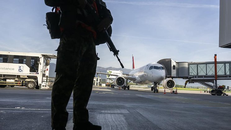Un soldat de l'armée suisse surveille le tarmac de Genève Aéroport dans le cadre de l'exercice militaire LUX 23.