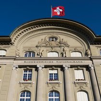 Avec ces interventions sur le marché des devises, la banque centrale helvétique veut éviter une appréciation trop forte ou un relâchement excessif du franc, qui pénaliserait l'économie suisse (archives).