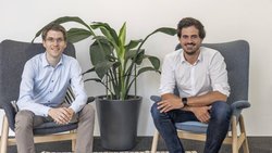 La start-up zurichoise (ici ses fondateurs Benedikt Köppel et Thomas Kessler) ambitionne de devenir l’un des leaders mondiaux de l’analyse des données sur l’occupation des espaces de travail.