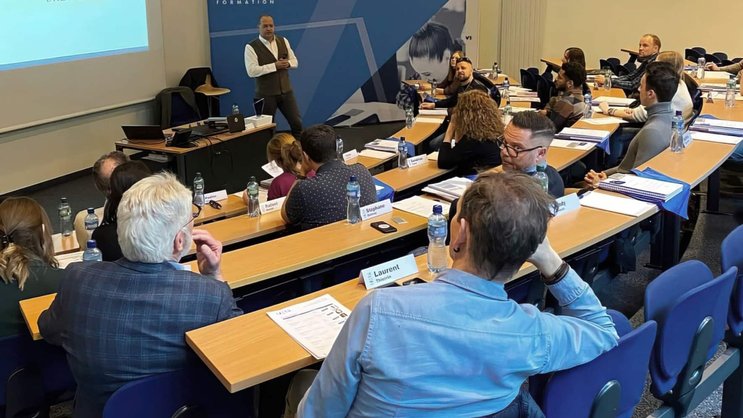 La formation proposée par FMP Formation met l'accent sur le stage en entreprise. Seuls 20% des cours seront théoriques, en présentiel ou à distance.