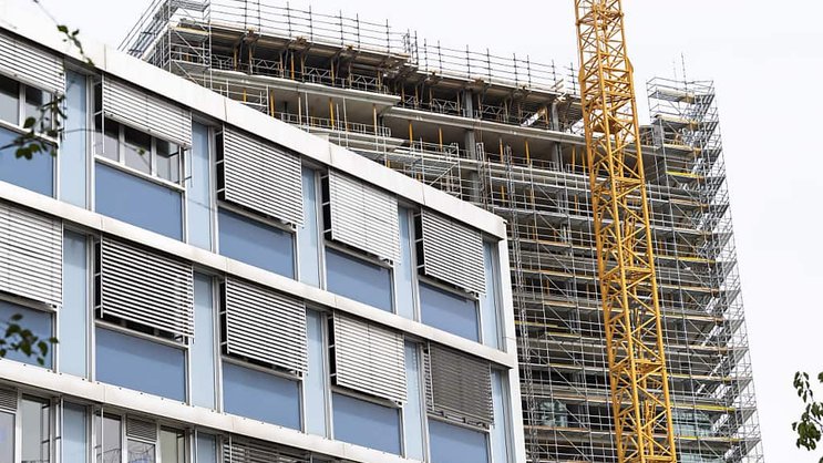 Le ralentissement des nouvelles constructions dans les agglomérations des grandes villes de Suisse alémanique, les transformations et, dans de rares cas, les changements d'affectation, ont contribué à réduire le taux de vacance (archives).