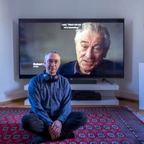 Le critique de cinéma Michael Sennhauser, devant son home cinéma à Bâle.