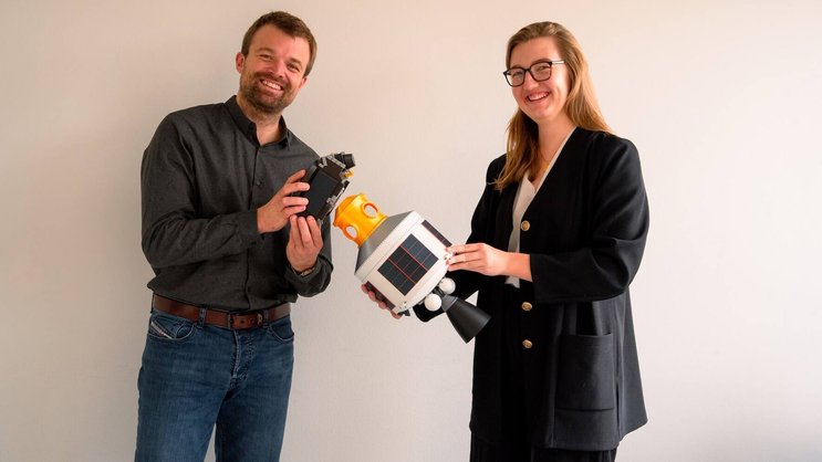 Emile de Rijk, CEO de Swissto12, et Julie Böhning, CEO de Pave Space, après la signature de leur accord de réservation de transfert orbital commercial.